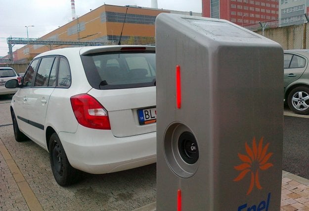 Verejná nabíjacia stanica pre elektromobily je v Mochovciach.