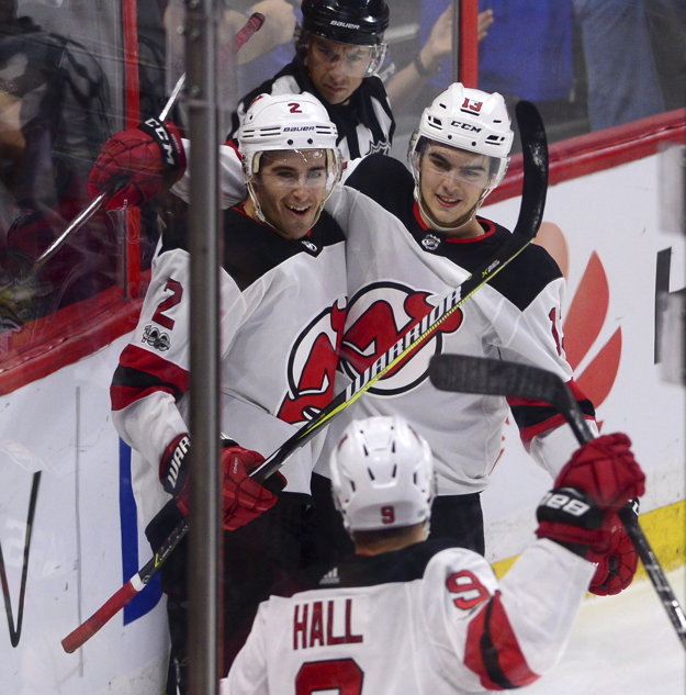 Nico Hischier (vpravo).
