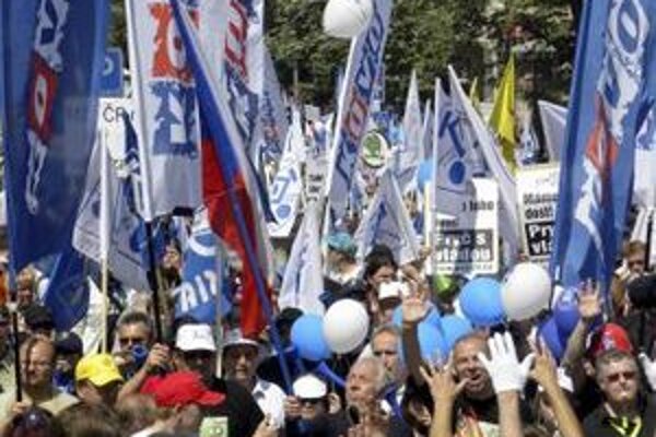 Viac ako 40 000 odborárov demonštrovalo  21. mája v Prahe proti vládou chystaným reformám.