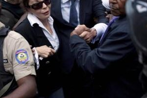 Baby Doc so svojou partnerkou Veronique Royovou. Dva dni po prílete do vlasti ho obvinili z korupcie, sprenevery a krádeží.