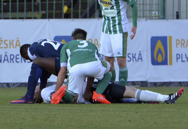 Za toto získal Koné cenu od FIFA. Africký útočník Slovácka v zápase českej ligy vo februári 2017 takto vytiahol jazyk brankárovi „Bohemky“ Berkovcovi.