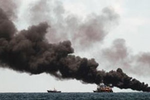 Plavidlá monitorujú spaľovanie ropy neďaleko miesta havárie plošiny Deepwater Horizon v Mexickom zálive.
