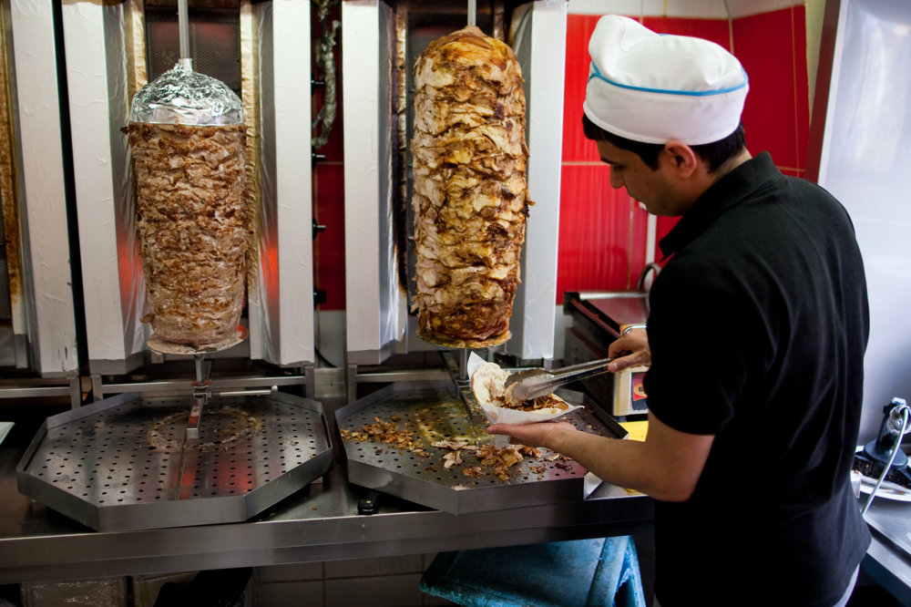 „Bratislava, to je taká veľká dedina. Je tu málo ľudí a pokoj,“ smeje sa majiteľ reštaurácie s kebabom.