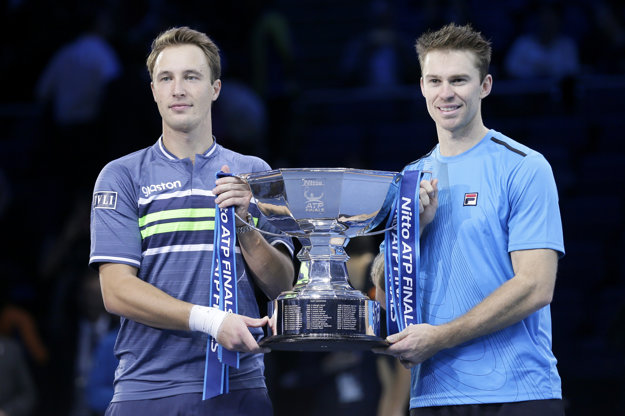 Vo štvorhre triumfovali Henri Kontinen z Fínska (vľavo) a Austrálčan John Peers.