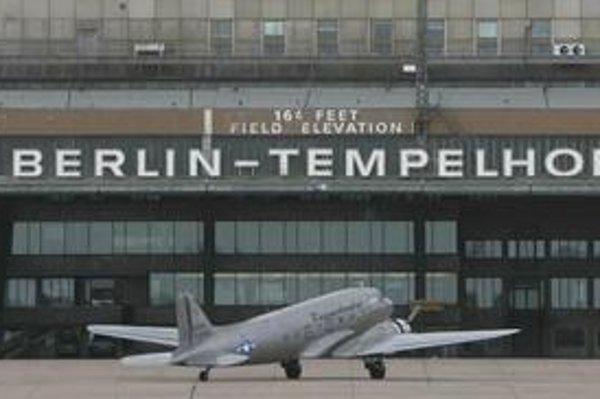 Historické lietadlo DC-3 Dakota, ktoré bolo použité pri preprave potravín počas blokády Berlína, na letisku Tempelhof.