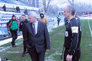 Delegát stretnutia a hlavný rozhodca sa zhodli na tom, že zápas sa na takomto teréne hrať nemôže. 