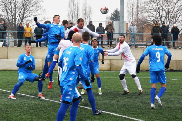 Sereď porazila Šamorín 3:1. Autor prvého gólu ŠKF Popin je vo výskoku v bielom, vpravo Michalík. 