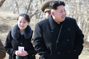 Kim Čong-un (vpravo) so svojou sestrou Kim Jo-džong.