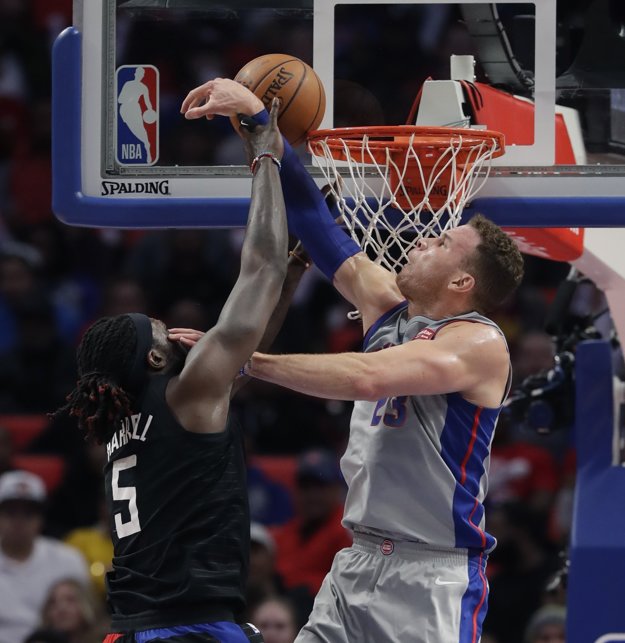 Blake Griffin (vpravo) blokuje zakončenie Montrezla Harrella.