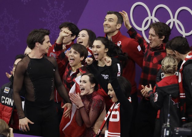 Kanadský tím oslavuje triumf na ZOH 2018.