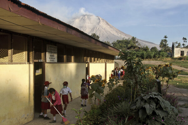 Sopka Sinabung je vysoká 2460 metrov a aktívna je od roku 2010.