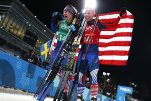 Američanky Kikkan Randallová (vpravo) a Jessica Digginsová.