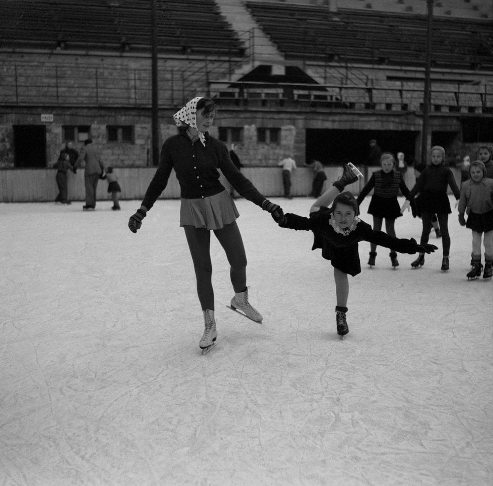 Na archívnej snímke z 21. januára 1951 večer na otvorenom klzisku v Bratislave.