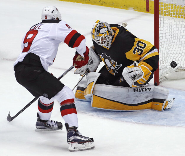 Taylor Hall strieľa víťazný gól do siete Pittsburghu.