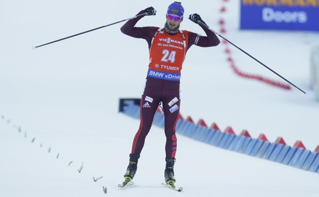 Maxim Cvetkov oslavuje svoje prvé víťazstvo vo Svetovom pohári.