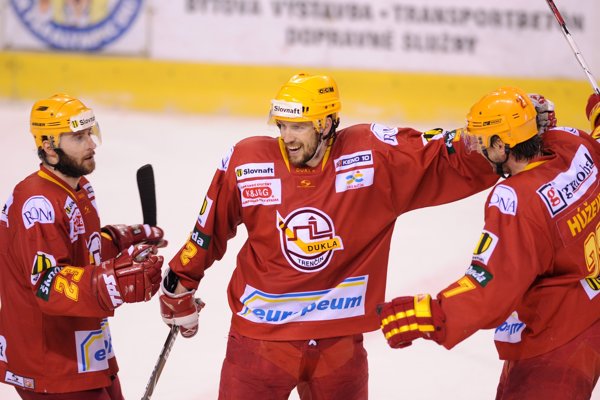 Andrej Kollár (uprostred), bývalý útočník Trenčína.