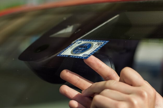 Rakúsku známku si môžete kúpiť už aj elektronicky, Slovinci sa stále spoliehajú na nálepky.