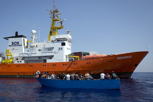Lode s migrantmi môžu zabudnúť, že zakotvia v Taliansku, tvrdí Salvini