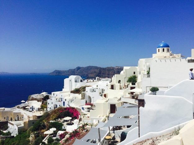 Santorini je jeden z mnohých ostrovov v Grécku, kde môžete dovolenkovať (zdroj: www.unsplash.com)