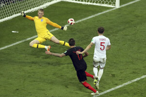 Chorvátsky futbalista Mario Mandžukič (uprostred) strieľa víťazný gól.