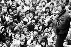 Milan Kňažko na mohutnej  manifestácii na Námestí SNP v roku 1989.