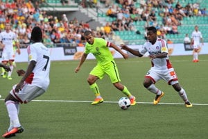 Viktor Pečovský (v strede) v zápase proti Trenčínu.