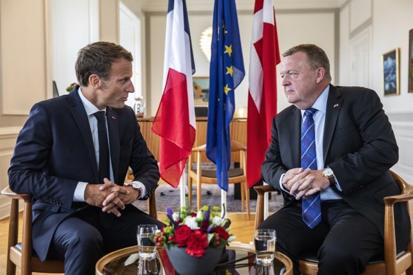 Francúzsky prezident Emmanuel Macron (vľavo) s dánskym premiérom Larsom Rasmussenom.