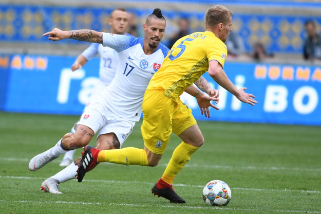 Marek Hamšík (v strede) napáda Mykytu Burdu.