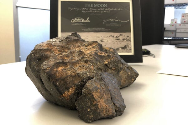 V Bostone vydražili raritný meteorit z Mesiaca za 612-tisíc dolárov
