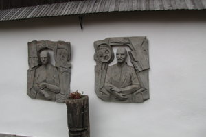 J.G. Tajovský a Jozef Murgaš na priečelí domu. 
