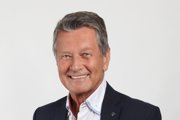 Jozef Holomáň je prednostom Ústavu farmakológie, klinickej a experimentálnej farmakológie lekárskej fakulty Slovenskej zdravotníckej univerzity v Bratislave a vysokoškolský profesor v oblasti klinickej farmakológie. Budoval a presadzoval samostatné medicínske špecializované odbory hepatológie a klinickej farmakológie. Za svoju odbornú činnosť a ľudský prístup získal od pacientských organizácií ocenenie Môj lekár 2018.