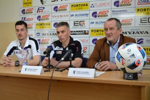 Kapitán Štefan Pekár, Norbert Hrnčár a Pavel Halabrín na tlačovej konferencii pred začiatkom jarnej časti Fortuna ligy. 