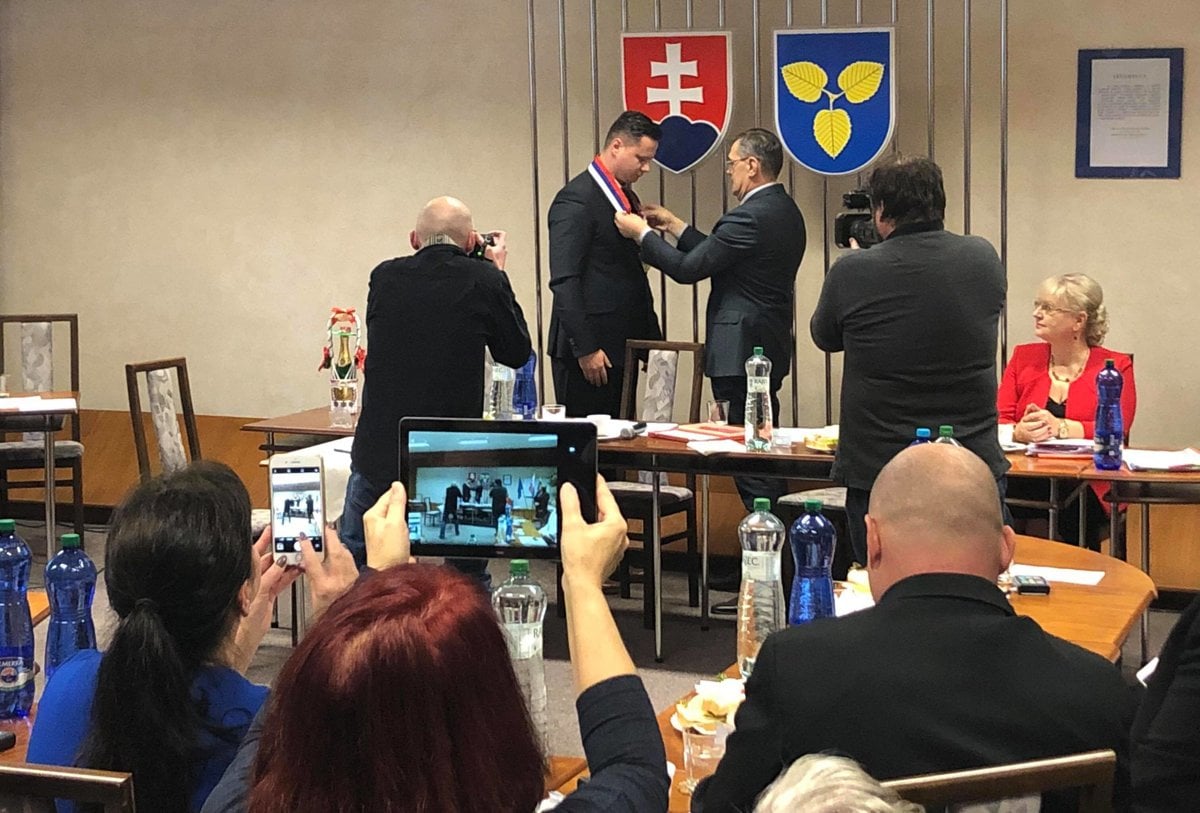 čierny chlap jej čierna mačička