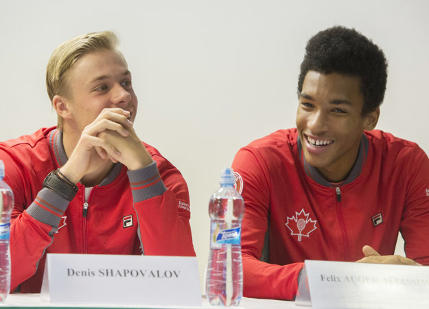 Na snímke zľava kanadskí daviscupoví reprezentanti Denis Shapovalov a Félix Auger-Aliassime počas tlačovej konferencie pred kvalifikačným duelom Davisovho pohára Slovensko - Kanada vo štvrtok 31. januára 2019 v Bratislave.