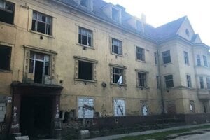 Zdevastovaná bytovka na Kasárenskej. 
