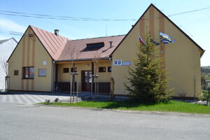 Čierna a biela lesbické mačička jesť