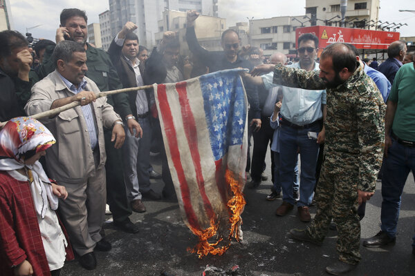 Protest proti americkým sankciám sa už v Iráne stáva rituálom.