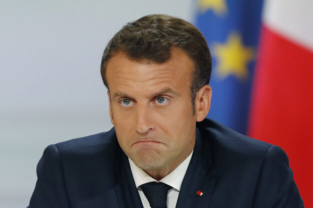 Francúzsky prezident Emmanuel Macron začal vo funkcii s proreformným zápalom, protesty žltých viest ho však zahnali do úzkych.