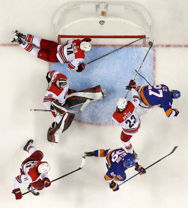 Momentka zo zápasu New York Islanders - Carolina Hurricanes.