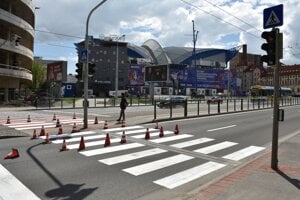 Cestári dokončujú značenie v tesnej blízkosti Steel Arény.