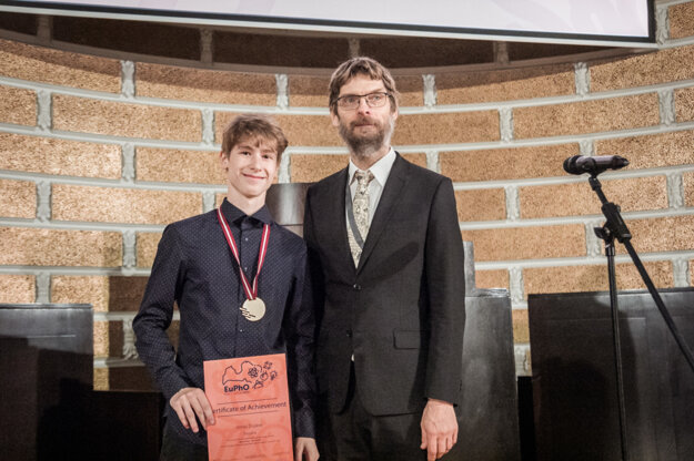 Jonáš Dujava s prezidentom Európskej fyzikálnej olympiády Jaanom Kaldom z Estónska.