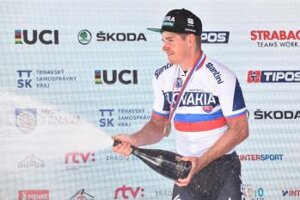 Majster SR Juraj Sagan oslavuje víťazstvo po skončení hlavnej súťaže kategórie Elite na Majstrovstvách SR a ČR v cestnej cyklistike v Trnave.