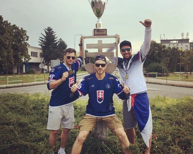 Traja reprezentanti skalického hokejbalu