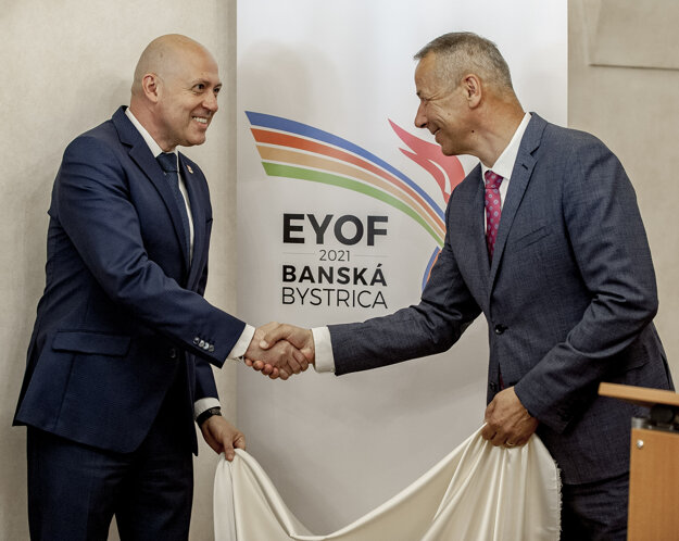 Primátor Banskej Bystrice Ján Nosko a prezident Slovenského olympijského a športového výboru Anton Siekel po odhalení loga Európskeho olympijského festivalu mládeže