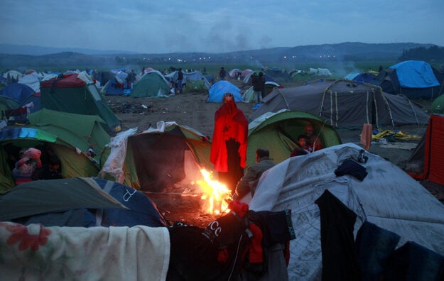 Tábor Idomeni po západe Slnka.