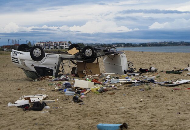 Prevrátený karavan na pláži v obci Sozopoli v regióne Chalkidiki.
