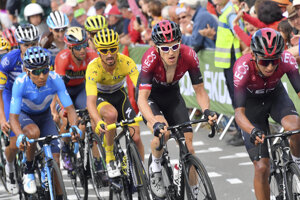 Hlavná skupina cyklistov v stúpaní pred cieľom 6. etapy Tour de France 2019. Sprava Egan Bernal, Geraint Thomas a Julian Alaphilippe.