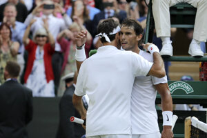 Rafael Nadal (vpravo) blahoželá Rogerovi Federerovi k postupu do finále Wimbledonu.