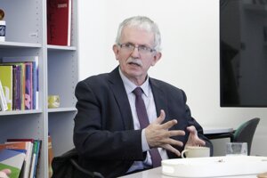 John Minahane (1950) je írsky básnik a prekladateľ. V roku 1996 sa presťahoval na Slovensko. Do roku 2013 vyučoval angličtinu v Akadémii vzdelávania v Bratislave. Prekladá slovenskú poéziu, prózu a odborné texty do angličtiny. Okrem iných preložil diela Ladislava Novomeského, Milana Rúfusa, Jána Smreka, Emila Boleslava Lukáča a najnovšie aj Krvavé sonety Pavla Országha Hviezdoslava.