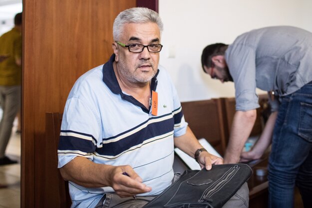 Štefan Agh, ktorý je tiež obvinený v kauze zmeniek, ale v samostatnom konaní, vypovedal minulý týždeň v stredu. Na súd však prišiel aj v pondelok, sedí na mieste pre verejnosť.
